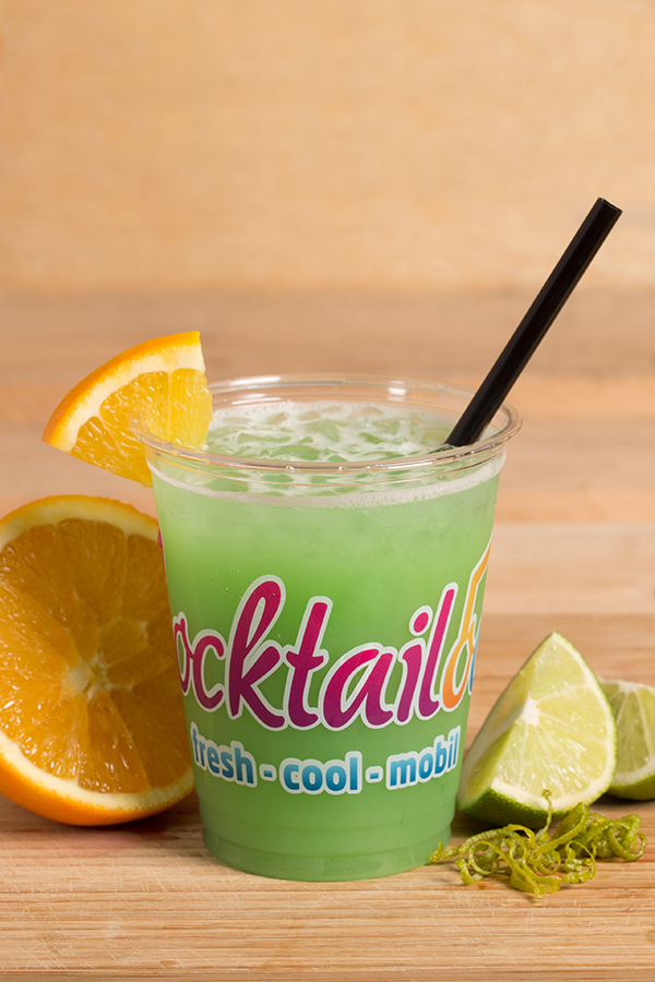 Abbildung des Cocktails: Grüner Cocktail in Plastikbecher mit Cocktailooo-Logo. Verziert mit Orangen und Limetten.