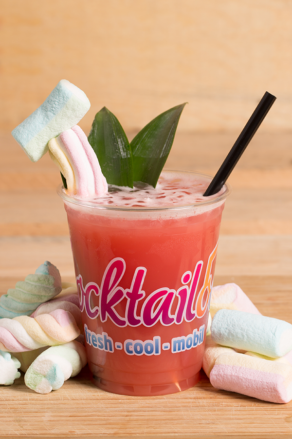 Abbildung des Cocktails: Roter Cocktail in Plastikbecher mit Cocktailooo-Logo. Verziert mit Marshmallows.