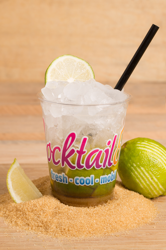 Abbildung des Cocktails: Gelb-Weiß-Durchsichtiger Cocktail in Plastikbecher mit Cocktailooo-Logo. Verziert mit braunem Zucker und Limetten.