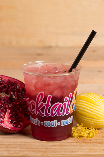 Abbildung des Cocktails: Roter Cocktail in Plastikbecher mit Cocktailooo-Logo. Verziert mit Granatapfel und Zitrone.