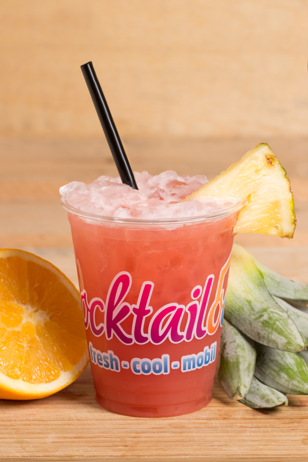 Abbildung des Cocktails: Rot-Oranger Cocktail in Plastikbecher mit Cocktailooo-Logo. Verziert mit Ananas und Orange.