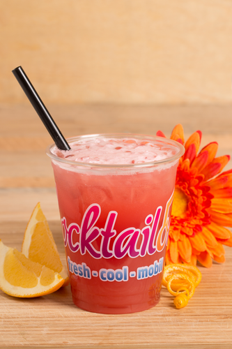 Abbildung des Cocktails: Roter Cocktail in Plastikbecher mit Cocktailooo-Logo. Verziert mit Orangen und orangener Blumen-Blüte.