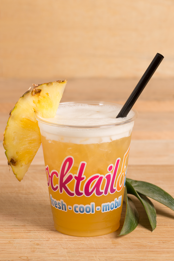 Abbildung des Cocktails: Gelber Cocktail in Plastikbecher mit Cocktailooo-Logo. Verziert mit Ananas.