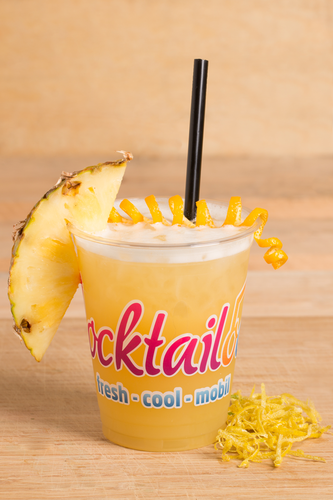 Abbildung des Cocktails: Gelber Cocktail in Plastikbecher mit Cocktailooo-Logo. Verziert mit Ananas.