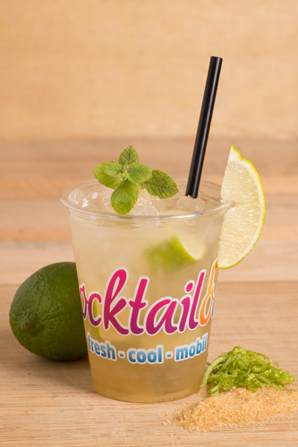 Abbildung des Cocktails: Gelb-Weiß-Durchsichtiger Cocktail in Plastikbecher mit Cocktailooo-Logo. Verziert mit braunem Zucker, Minze, Limetten und Zitronen.