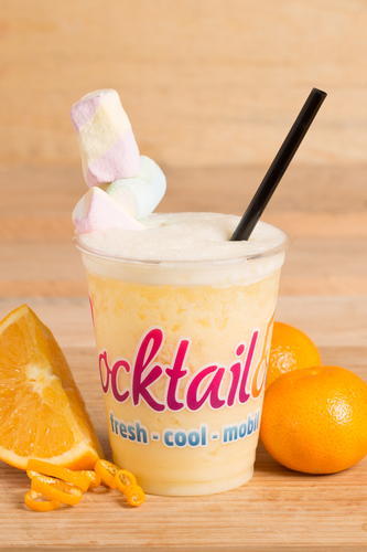 Abbildung des Cocktails: Weiß-Orangener Cocktail in Plastikbecher mit Cocktailooo-Logo. Verziert mit Orangen und Marshmallows