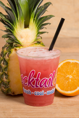 Abbildung des Cocktails: Roter Cocktail in Plastikbecher mit Cocktailooo-Logo. Verziert mit Orange und Ananas.