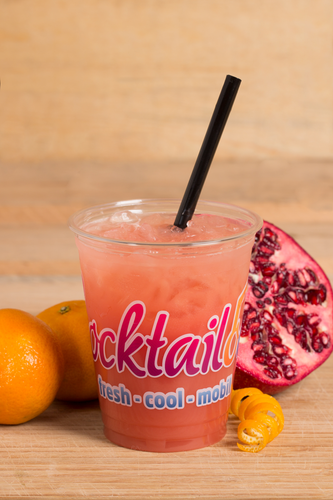 Abbildung des Cocktails: Rot-Oranger Cocktail in Plastikbecher mit Cocktailooo-Logo. Verziert mit Granatapfel und Orange.