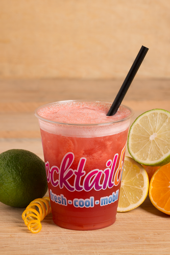 Abbildung des Cocktails: Roter Cocktail in Plastikbecher mit Cocktailooo-Logo. Verziert mit Limetten und Orange.