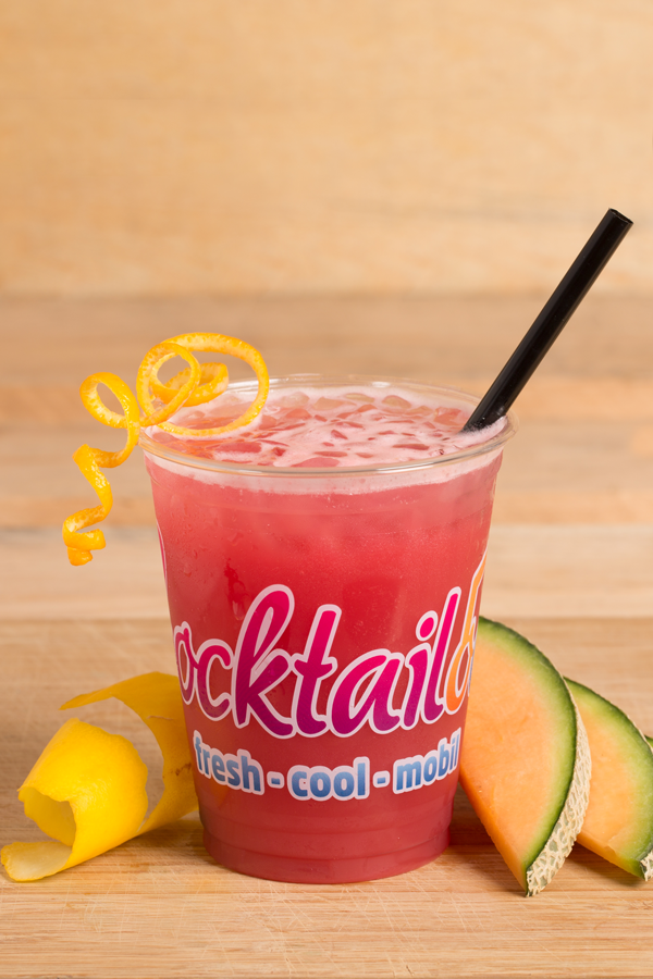 Abbildung des Cocktails: Roter Cocktail in Plastikbecher mit Cocktailooo-Logo. Verziert mit Zitronenschale und Melone.