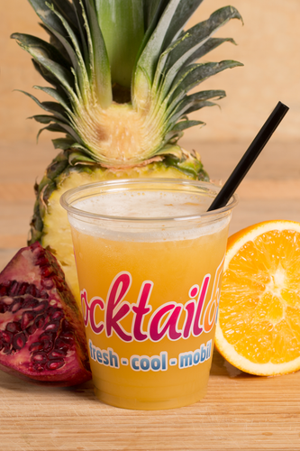 Abbildung des Cocktails: Gelber Cocktail in Plastikbecher mit Cocktailooo-Logo. Verziert mit Ananas, Orange und Granatapfel.