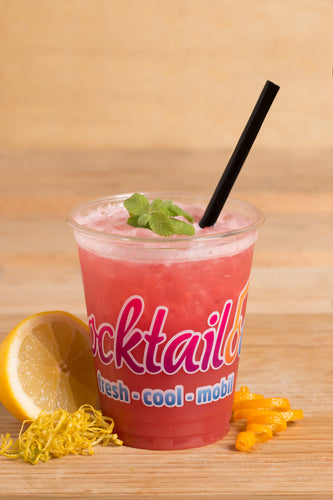 Abbildung des Cocktails: Roter Cocktail in Plastikbecher mit Cocktailooo-Logo. Verziert mit Zitrone und Minze.
